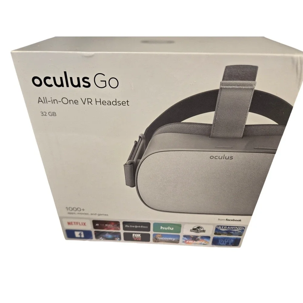 Oculus Go 32GB All-in-One VR Headset White with Casematix‎ Hard Travel Case